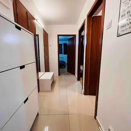 Royal Luxury Flat With 2 Bdr & 2 Balconies Apartament